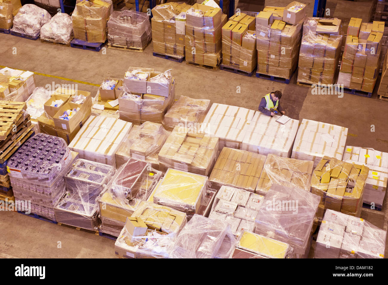 Lavoratore utilizzando gli appunti in magazzino Foto Stock