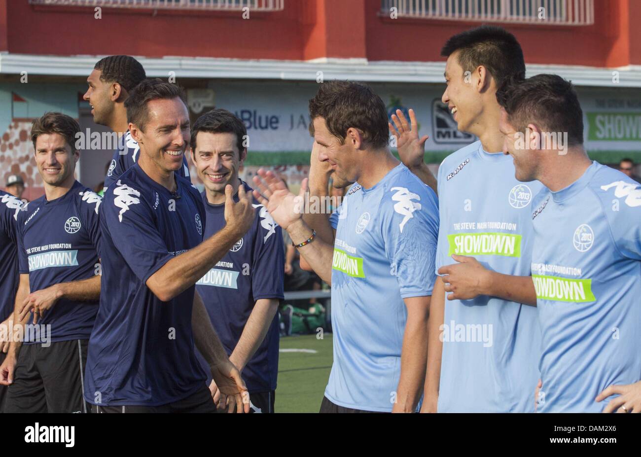 Luglio 14, 2013 - Los Angeles, California, Stati Uniti - giocatore di basket Steve Nash assiste la sua fondazione Showdown, una competitiva del pick-up carità stile partita di calcio, in corrispondenza dell'Esercito della Salvezza scudo rosso centro comunitario. (Credito Immagine: © Ringo Chiu/ZUMAPRESS.com) Foto Stock