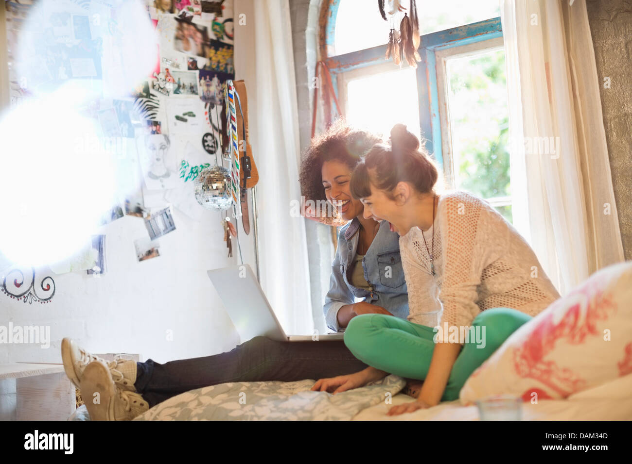 Le donne che utilizzano computer portatile insieme in camera da letto Foto Stock