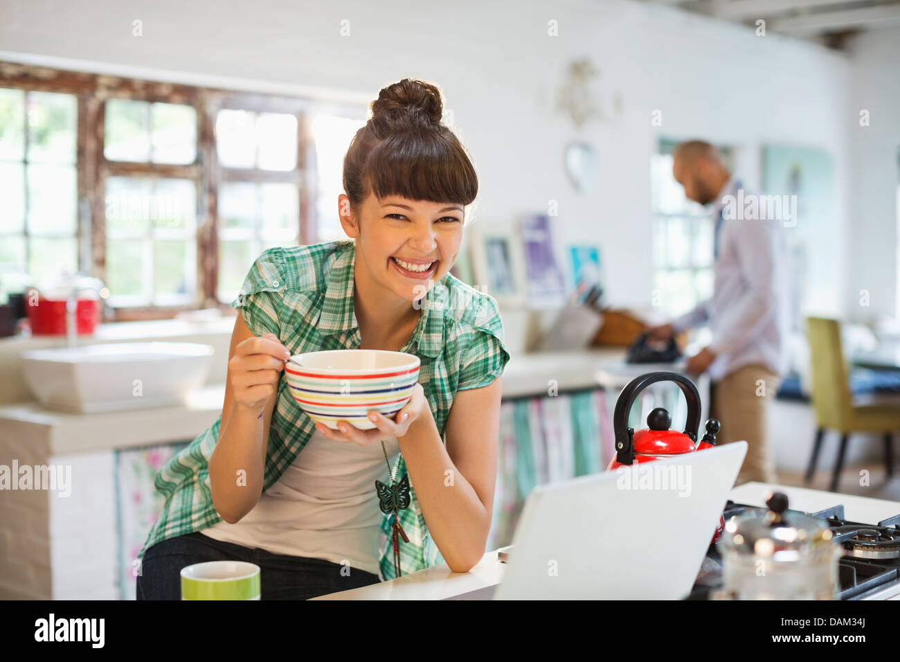 Donna con notebook a colazione Foto Stock