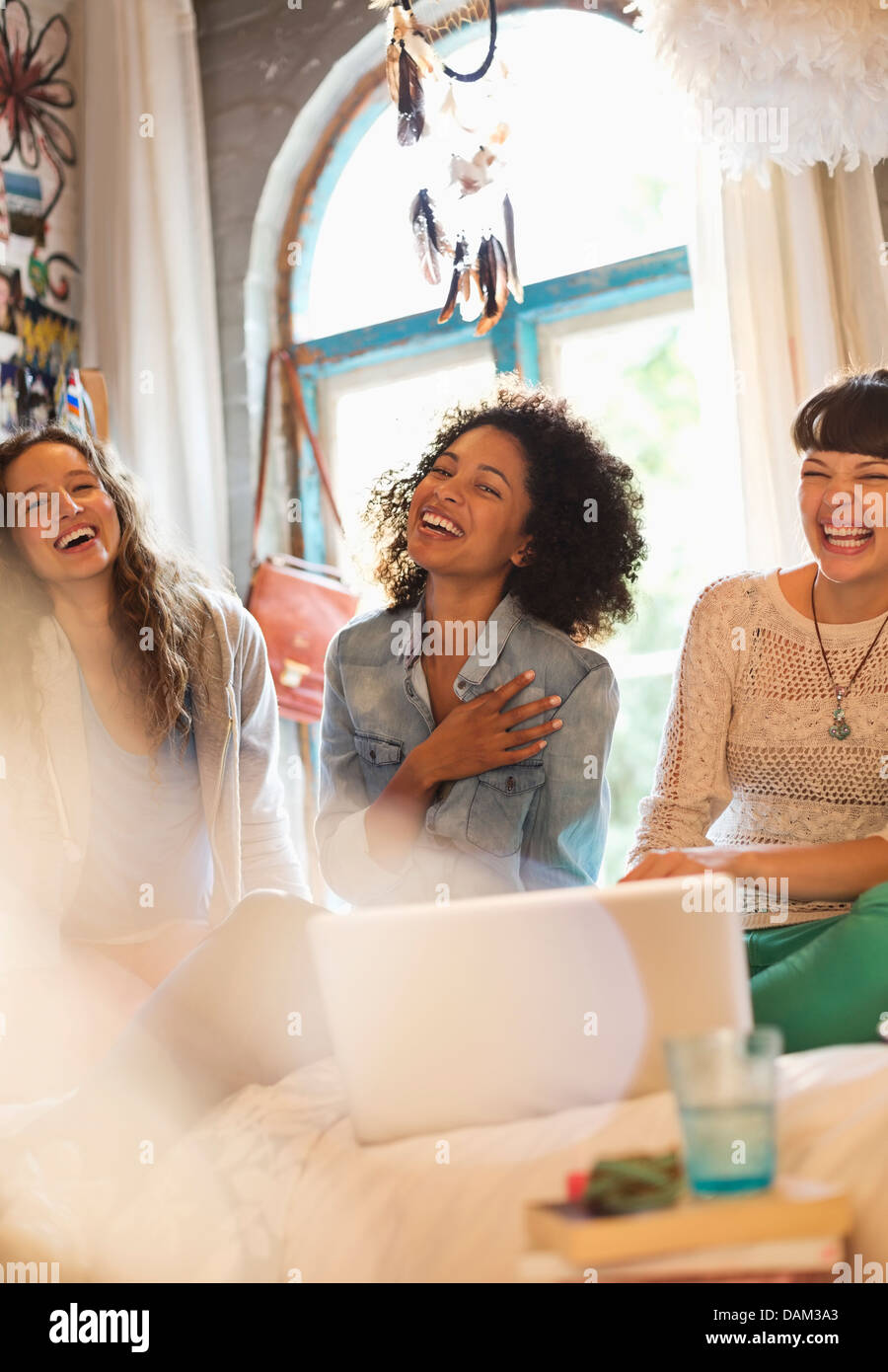 Le donne che utilizzano computer portatile insieme in camera da letto Foto Stock