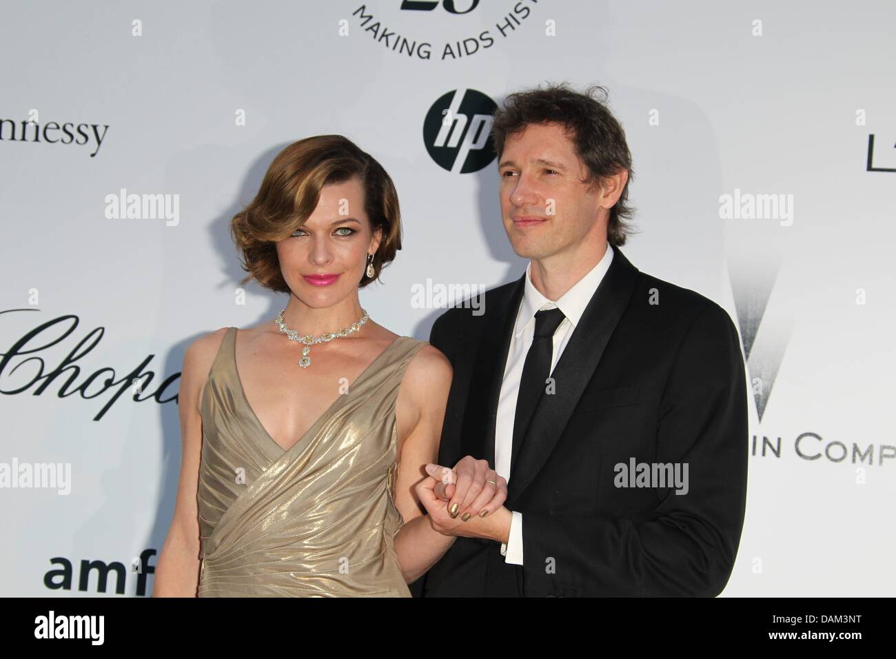 US-attrice Milla Jovovich e regista Paul Anderson frequentare amfAR Cinema against Aids Gala durante il 64esimo Festival Internazionale del Cinema di Cannes a Hotel Du Cap a Cap d'Antibes, Francia, il 19 maggio 2011, durante la 64a Cannes Film Festival. Il film festival si svolge dal 11 al 22 maggio. Foto: Hubert Boesl Foto Stock