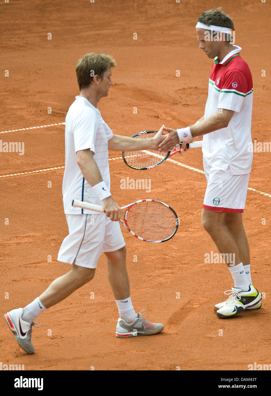 In Svezia il Simon Aspelin (L) e Robert Lindstedt gioco durante la partita raddoppia Golubev / Kukushkin contro Aspelin / Lindstedt dalla Svezia durante il World Team Cup Gruppo rosso corrisponde il Kazakistan vs. Svezia al Rochusclub a Duesseldorf in Germania, 20 maggio 2011. Foto: Victoria Bonn-Meuser Foto Stock