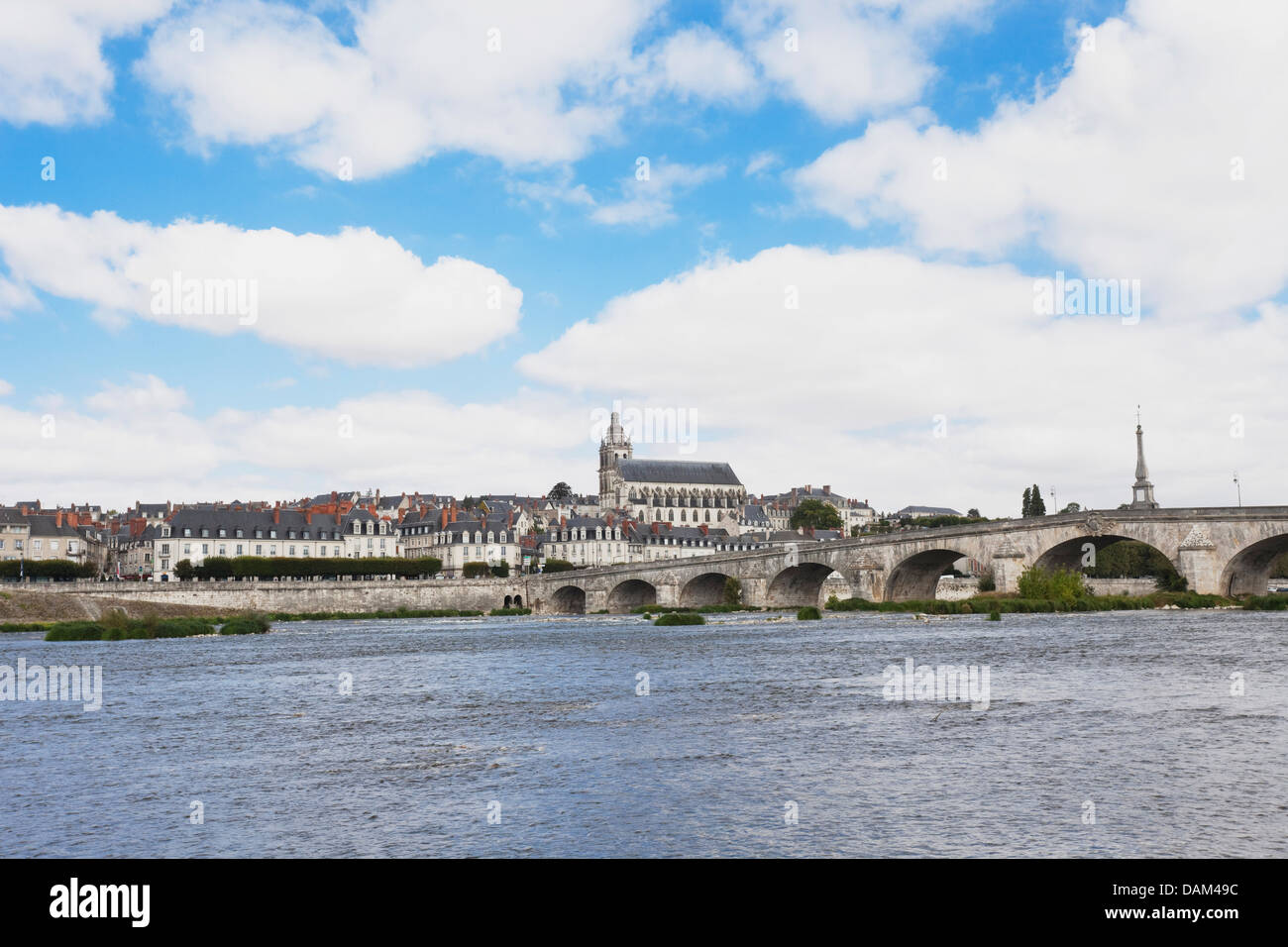 Francia, Blois, vista di Jacques Gabriel ponte e Saint Louis cathedral Foto Stock