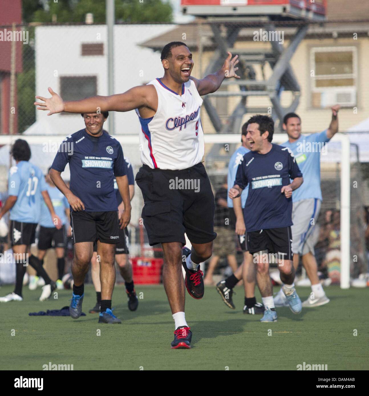 Luglio 14, 2013 - Los Angeles, California, Stati Uniti - Basket PlayerJared Dudley assiste Steve Nash Foundation Showdown, una competitiva del pick-up carità stile partita di calcio, in corrispondenza dell'Esercito della Salvezza scudo rosso centro comunitario. (Credito Immagine: © Ringo Chiu/ZUMAPRESS.com) Foto Stock