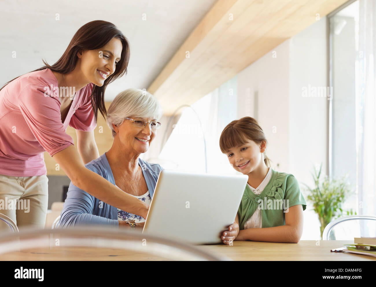 Tre generazioni di donne che utilizzano computer tablet Foto Stock