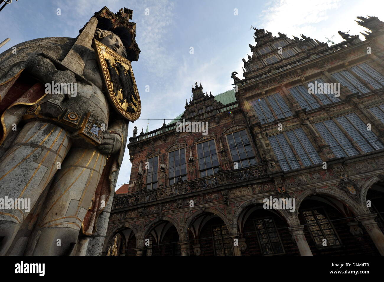 Il 'Roland' stare di fronte al Municipio di Brema (Germania), 22 maggio 2011. Circa 500.000 persone sono ammessi a dare fino a 5 voti per i candidati e partiti in un nuovo sistema elettorale nello stato elezione di Brema. Per la prima volta, 16 e diciassettenni sono ammessi a partecipare a uno stato elezione. Foto: Jochen Luebke Foto Stock