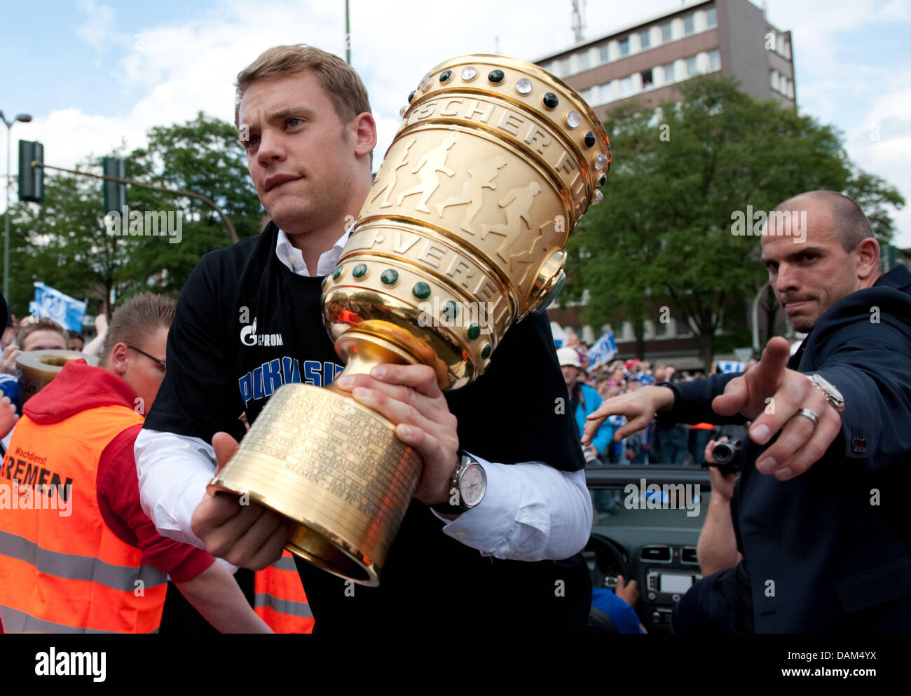 Schalke portieri Manuel Neuer (L) e Matthias Schober (R) presente la DFB cup e salutare i tifosi a un per il giro della Papamobile a Gelsenkirchen (Germania), 22 maggio 2011. Il 21 maggio, Schalke ha vinto 5:0 in la DFB cup match finale contro MSV Duisburg. Foto: Bernd Thissen Foto Stock