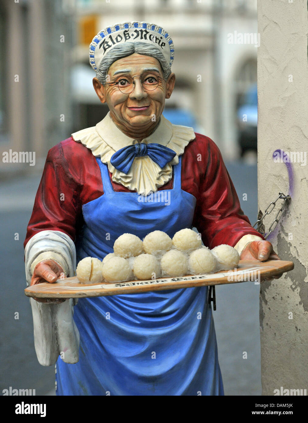 Un 'Klossmarie' si trova di fronte ad un ristorante a Weimar, Germania, 19 maggio 2011. La put-up woos cerniera per i famosi gnocchi di Turingia. Foto: Martin Schutt Foto Stock