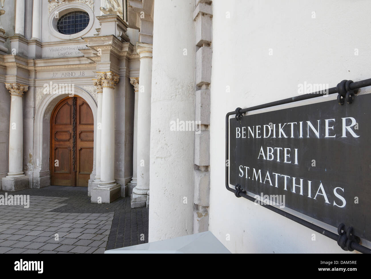 Il Benedicitne San Matthias' abbazia sorge a Treviri, Germania, 23 maggio 2011. I pubblici ministeri ha iniziato a lavorare sulla nuova noti casi di abuso. Un monaco ha confessato di aver abusato sessualmente di tre adolescenti negli anni settanta e ottanta. Ora il 78-anno-vecchio è stato Vicario nella pastorale parrocchiale al momento. Foto: Thomas Frey Foto Stock