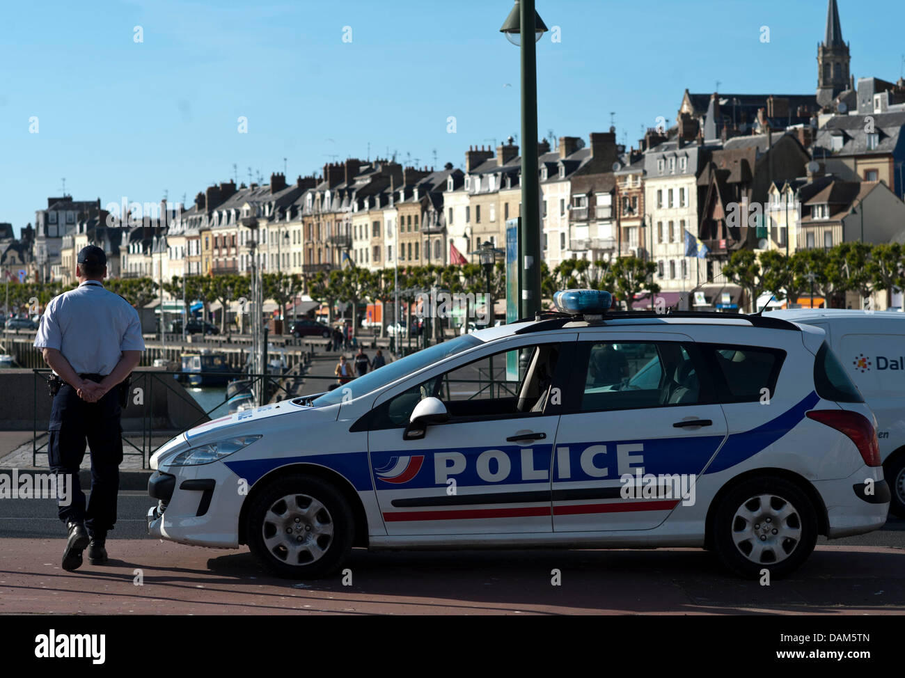Ein Polizeifahrzeug steht am Dienstagabend (24.05.2011) a Deauville, Frankreich, auf einer Kreuzung. In dem französischen Ort am Ärmelkanal findet am 26. und 27. Mai 2011 der diesjährige G8-Gipfel statt. Foto: Peer Grimm dpa Foto Stock