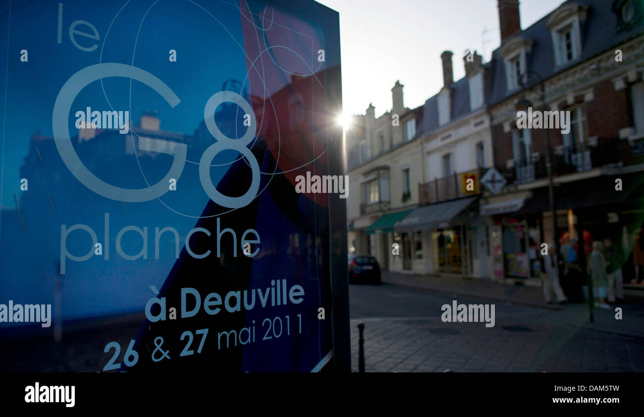Ein Plakat weist am Dienstagabend (24.05.2011) a Deauville, Frankreich, auf den G8-Gipfel hin. In dem französischen Ort am Ärmelkanal findet am 26. und 27. Mai 2011 der diesjährige G8-Gipfel statt. Foto: Peer Grimm dpa Foto Stock