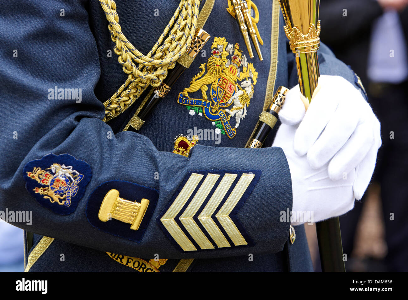 Royal Air Force fascia centrale pieno uniforme del vestito insegne regno unito Foto Stock