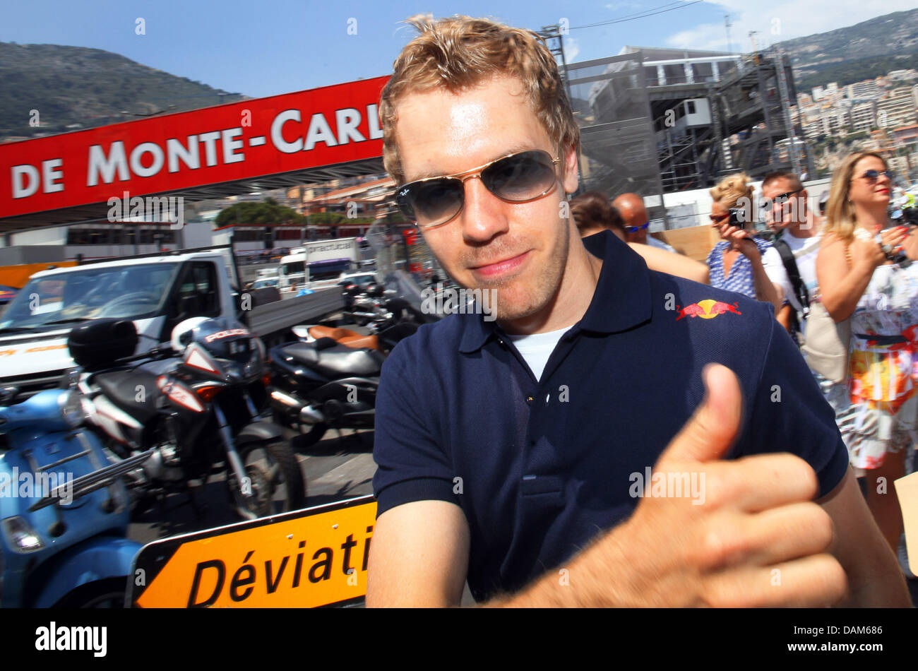 Tedesco di Formula Uno pilota Sebastian Vettel della Red Bull mostra un pollice in alto sulla gara di F1 Via di Monte Carlo, Monaco, 25 maggio 2011. Il Grand Prix avrà luogo il 29 maggio. Foto: Jens Buettner Foto Stock