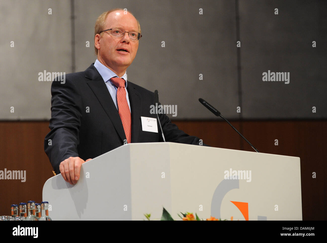 Il CEO della Salzgitter AG, Heinz Joerg Fuhrmann, parla all'assemblea degli azionisti della società presso il municipio di Braunschweig, Germania, 26 maggio 2011. Il secondo più grande steelworker tedesca Salzgitter ha fornito una previsione per l'anno di esecuzione. Foto: Julian Stratenschulte Foto Stock