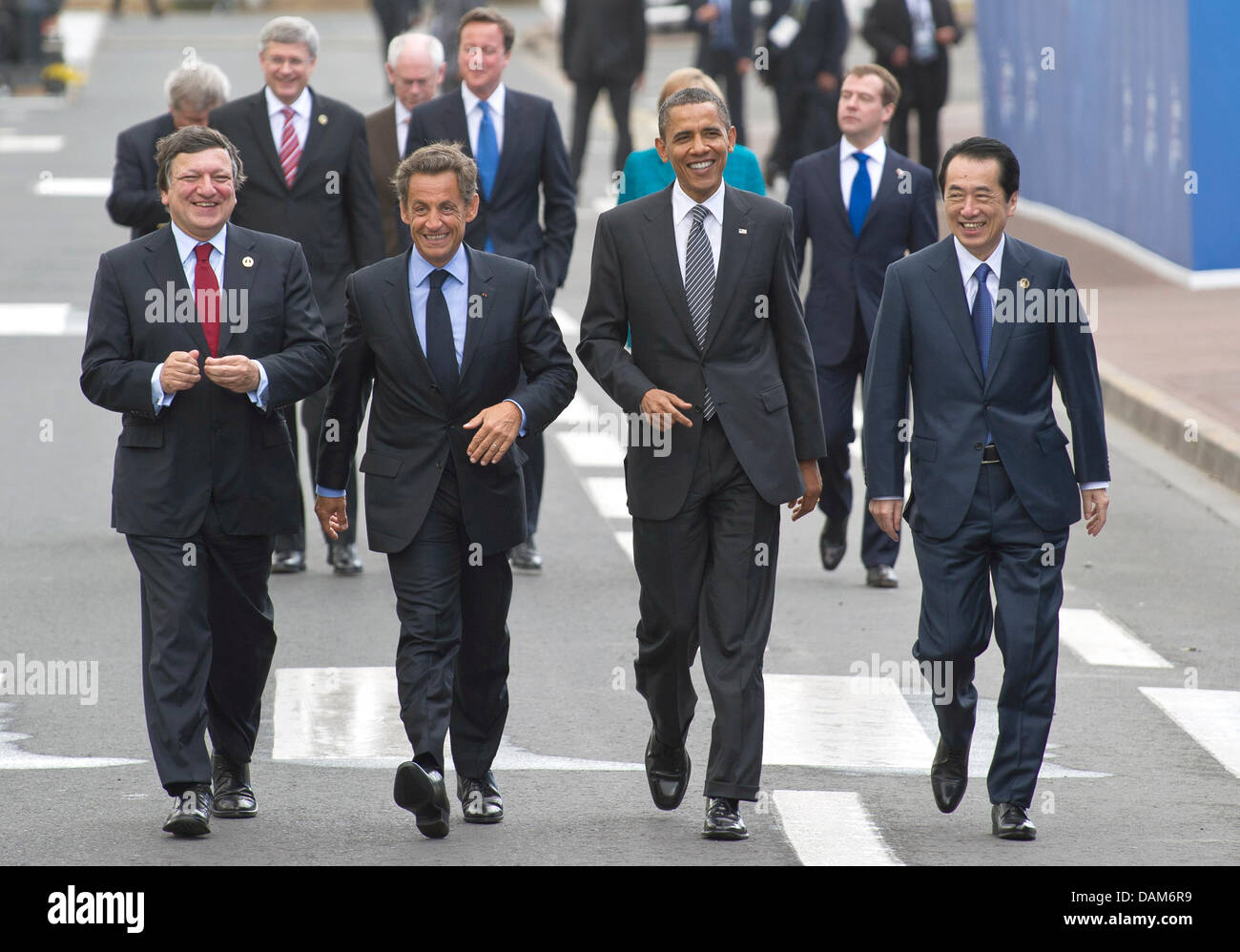 Il presidente della Commissione europea José Manuel Barroso (L-R), il presidente francese Nicolas Sarkozy, presidente americano Barack Obama e il Primo Ministro Giapponese Naoto Kan a piedi per il convention center durante il Vertice del G8 di Deauville, Francia, 26 maggio 2011. Il prossimo Vertice G8 si svolge nella località francese sul Canale Inglese il 26 e 27 maggio 2011. Foto: PEER GRIMM Foto Stock