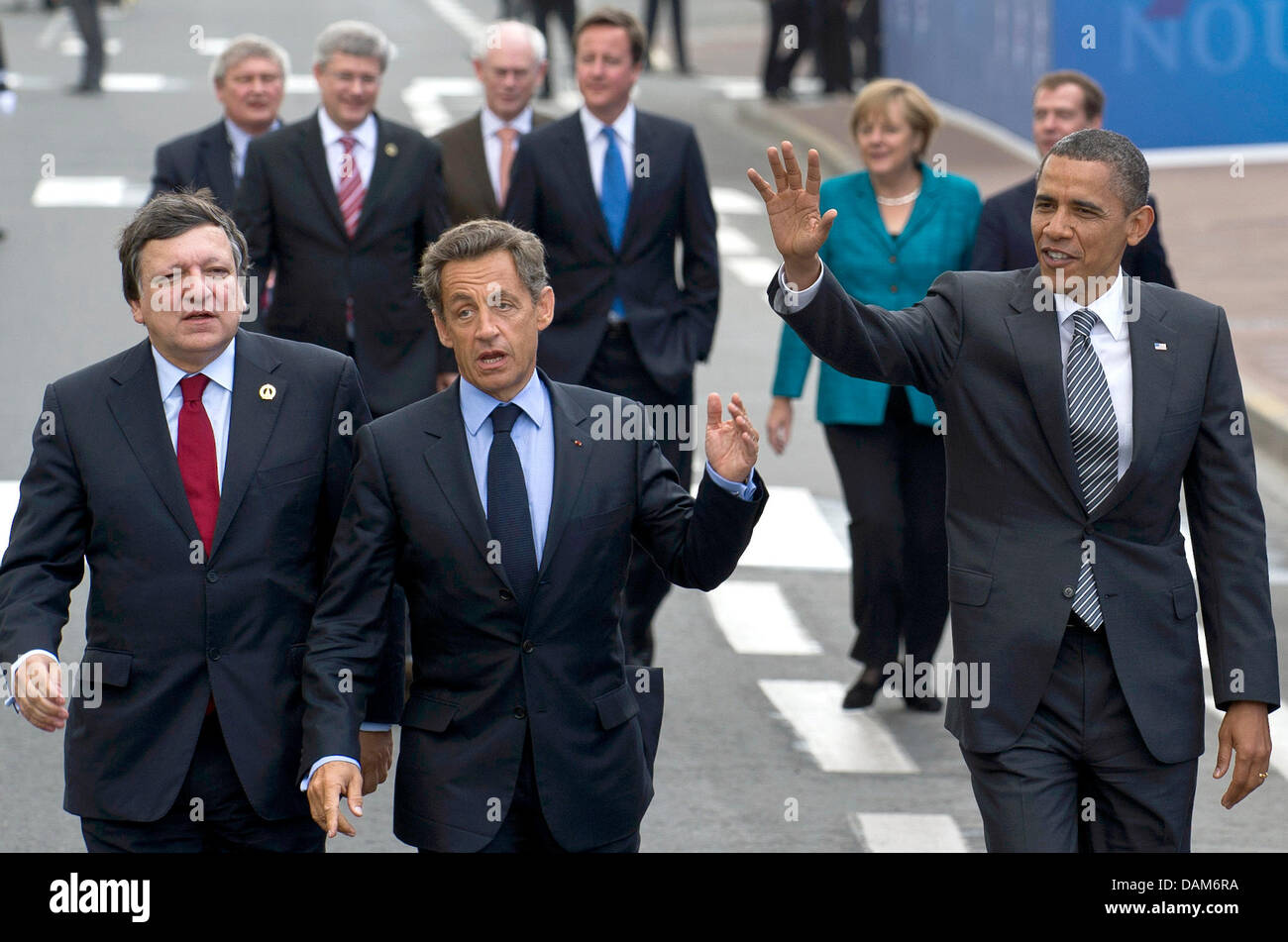 Il presidente della Commissione europea José Manuel Barroso (L-R), il presidente francese Nicolas Sarkozy e il presidente americano Barack Obama a piedi per il convention center durante il Vertice del G8 di Deauville, Francia, 26 maggio 2011. Il prossimo Vertice G8 si svolge nella località francese sul Canale Inglese il 26 e 27 maggio 2011. Foto: PEER GRIMM Foto Stock