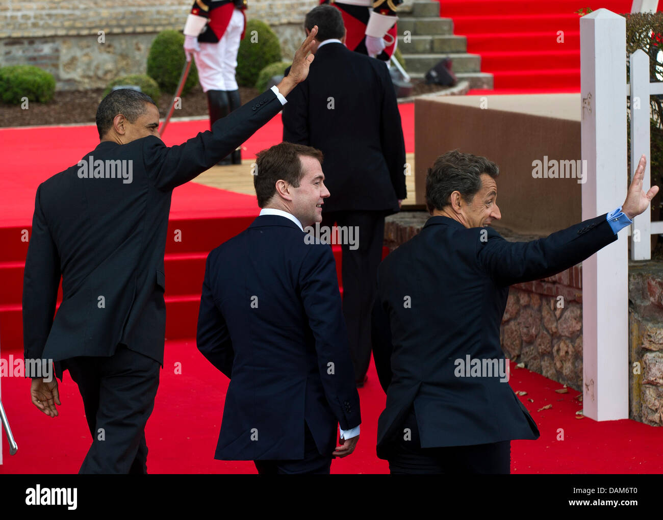 Il presidente americano Barack Obama (L-R), il Presidente russo Dmitry Medvedev e del presidente francese Nicolas Sarkozy wave ai residenti durante il Vertice del G8 di Deauville, Francia, 26 maggio 2011. Il prossimo Vertice G8 si svolge nella località francese sul Canale Inglese il 26 e 27 maggio 2011. Foto: PEER GRIMM Foto Stock