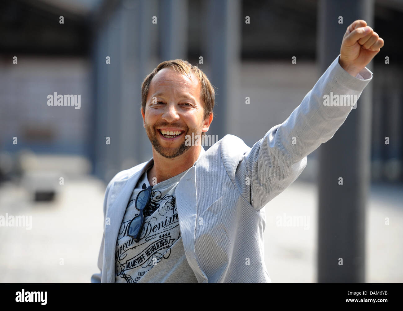 DJ Bobo pone dopo una anteprima di stampa del suo nuovo spettacolo in Amburgo, Germania,26 maggio 2011. Per il suo ventesimo anniversario dello stadio, DJ Bobo, Peter René Baumann, va in tour con un nuovo spettacolo 'Dancing Las Vegas'. Foto: Christian Charisius Foto Stock