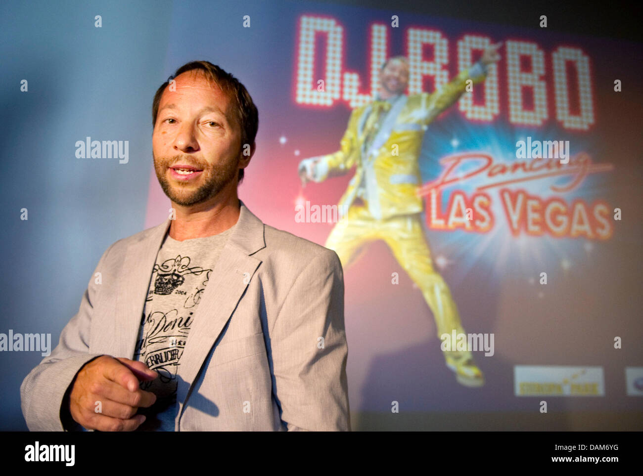 DJ Bobo pone dopo una anteprima di stampa del suo nuovo spettacolo in Amburgo, Germania,26 maggio 2011. Per il suo ventesimo anniversario dello stadio, DJ Bobo, Peter René Baumann, va in tour con un nuovo spettacolo 'Dancing Las Vegas'. Foto: Christian Charisius Foto Stock