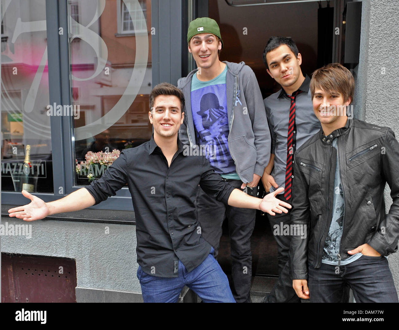 Logan Henderson, Kendall Schmidt, Carlos Pena Jr e James Maslow (l-r) della band Big Time Rush pongono a Colonia, Germania, 26 maggio 2011. Big Time Rush si esibirà durante la cerimonia per la Cometa Premio della musica a Oberhausen, Germania il 27 maggio 2011. Foto: HENNING KAISER Foto Stock