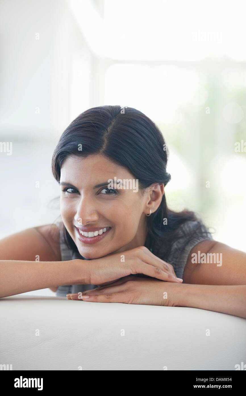 Imprenditrice sorridente sul divano Foto Stock