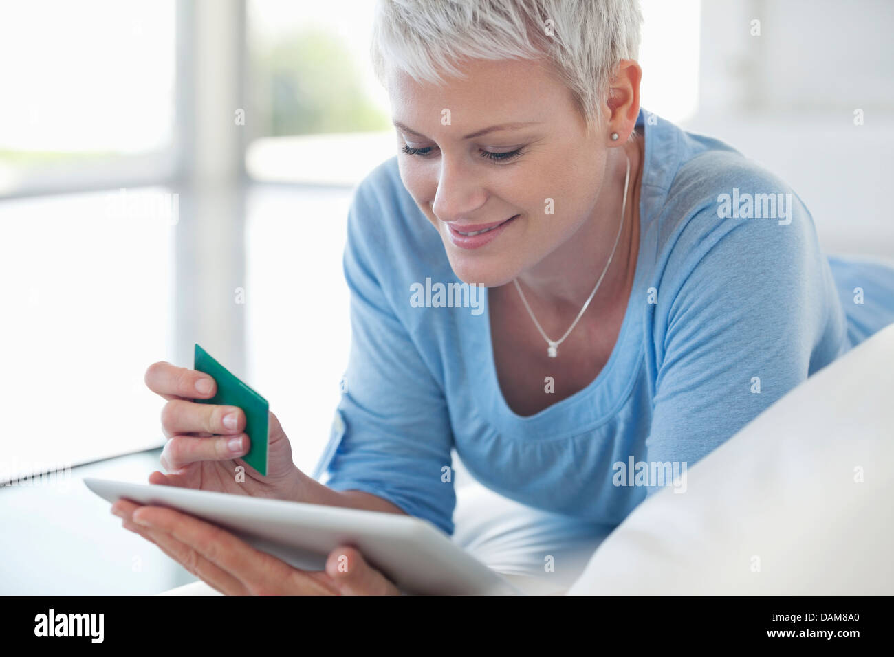 Donna shopping online con computer tablet Foto Stock
