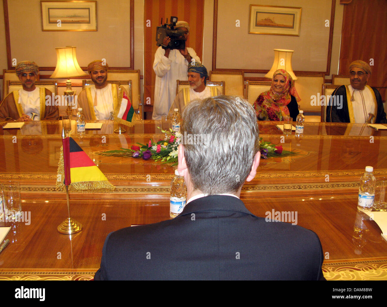 Bundesaußenminister Guido Westerwelle (FDP, l), sitzt am Sonntag (29.05.2011) im Rahmen einer achttägigen Auslandsreise in Maskat mit dem Außenminister Jussuf Alawi (M) in einem Tagungsraum. Weitere Stationen der Reise sind Indien, Australien, Neuseeland und Vietnam. Foto: Christoph Sator dpa Foto Stock