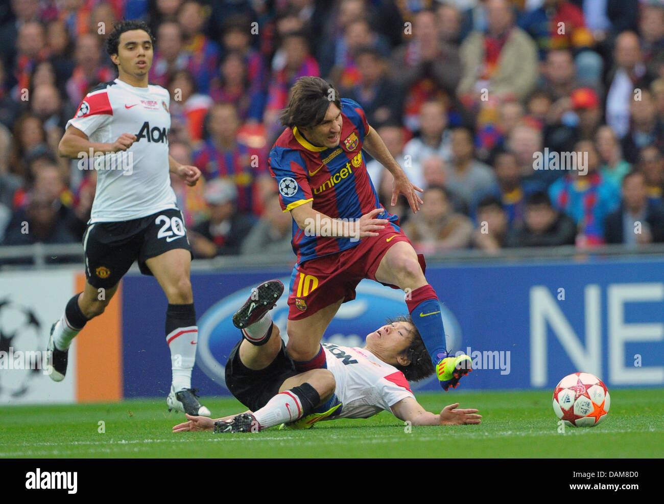 Il Manchester United Ji-Sung Park (fondo) combatte per la palla con Lionel Messi (R) di Barcellona durante la finale di UEFA Champions League tra FC Barcelona e il Manchester United a Wembley, Londra, Gran Bretagna, 28 maggio 2011. Foto: Soeren Stache Foto Stock