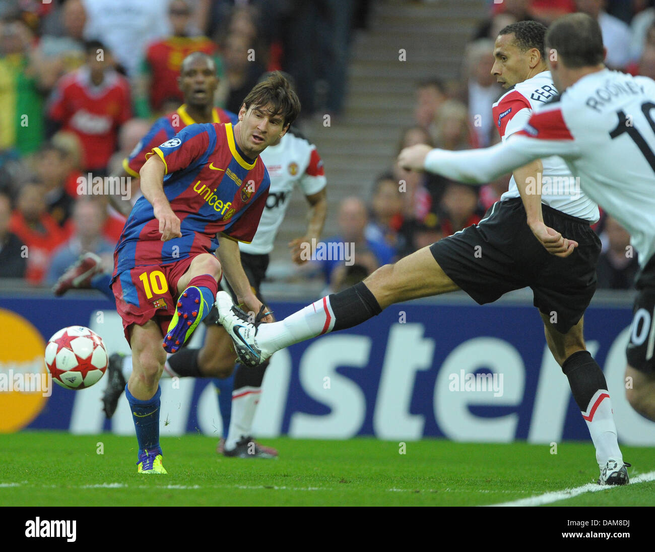 Il Manchester United Rio Ferdinand (R) combatte per la palla con Lionel Messi (L) di Barcellona durante la finale di UEFA Champions League tra FC Barcelona e il Manchester United a Wembley, Londra, Gran Bretagna, 28 maggio 2011. Foto: Soeren Stache Foto Stock