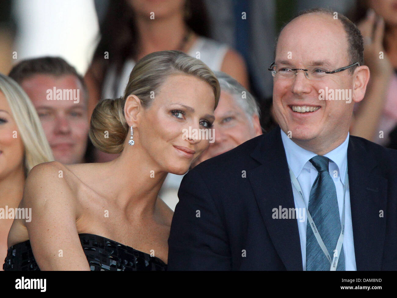 Il principe Alberto di Monaco e la sua fidanzata Charlene Wittstock frequentare Amber Lounge Fashion Show in Monte Carlo, Monaco, 27 maggio 2011. L'Amber Lounge Fashion Show è stato lanciato nel 2006, sotto il patrocinio del Principe Alberto II di Monaco, con l'obiettivo di raccolta fondi per beneficenza. Il Grand Prix di Monaco avrà luogo il 29 maggio. Foto: Jens Buettner Foto Stock