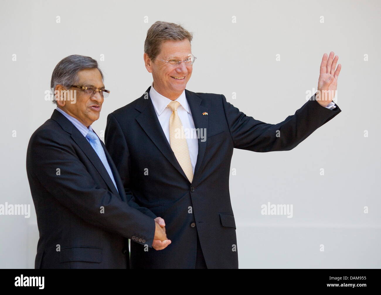 Il Ministro degli esteri tedesco Westerwelle incontra il ministro degli Esteri indiano S.M. Krishna in New Delhi, India, 30 maggio 2011. Signor Westerwelle è su una durata di otto giorni di visita in Asia e Oceania e sarà affiancato dal Cancelliere tedesco Angela Merkel in India il 31 maggio 2011. Foto: THOMAS IMO Foto Stock