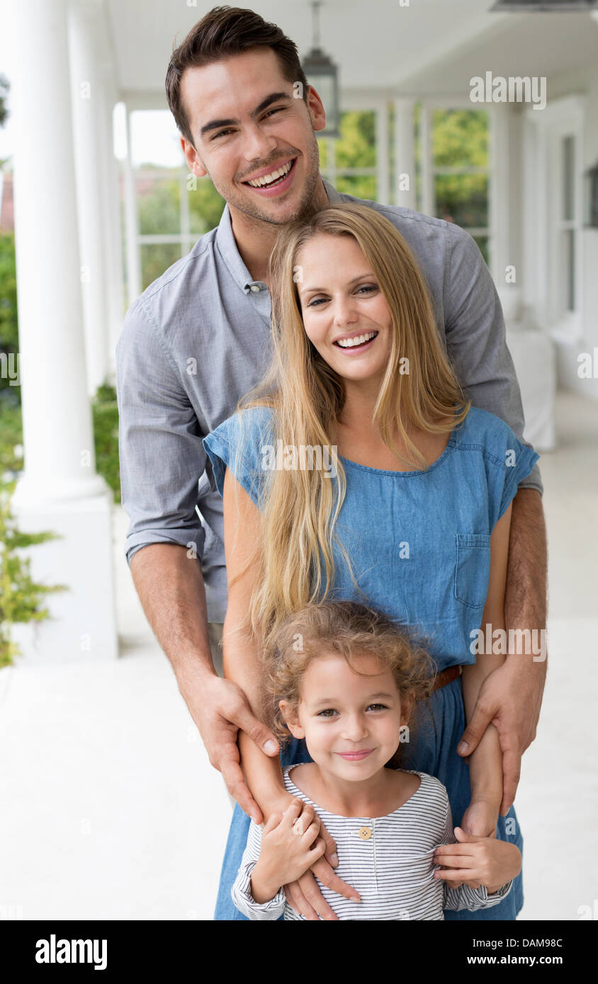 Famiglia insieme sorridente sul portico Foto Stock