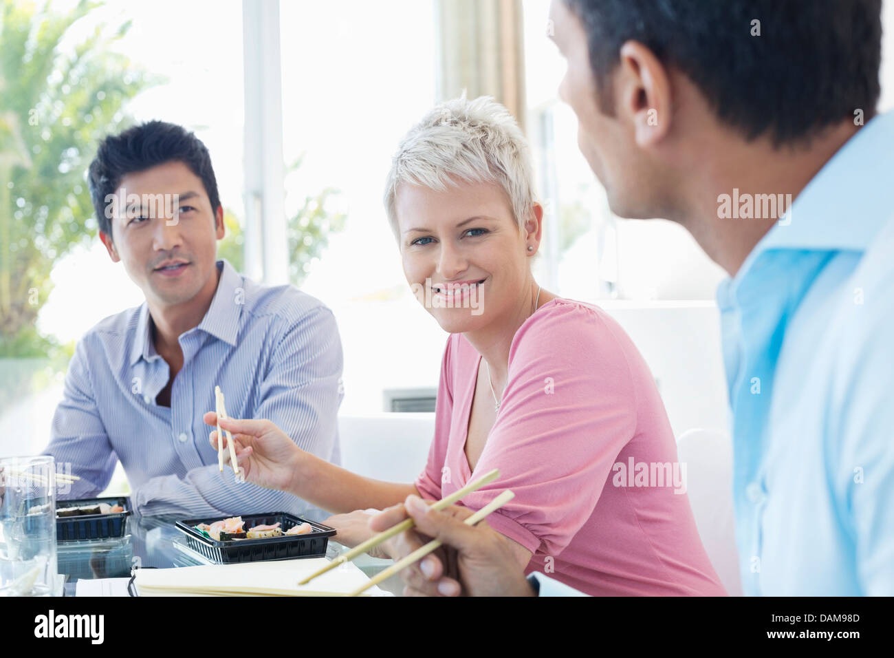 La gente di affari di mangiare sushi in ufficio Foto Stock