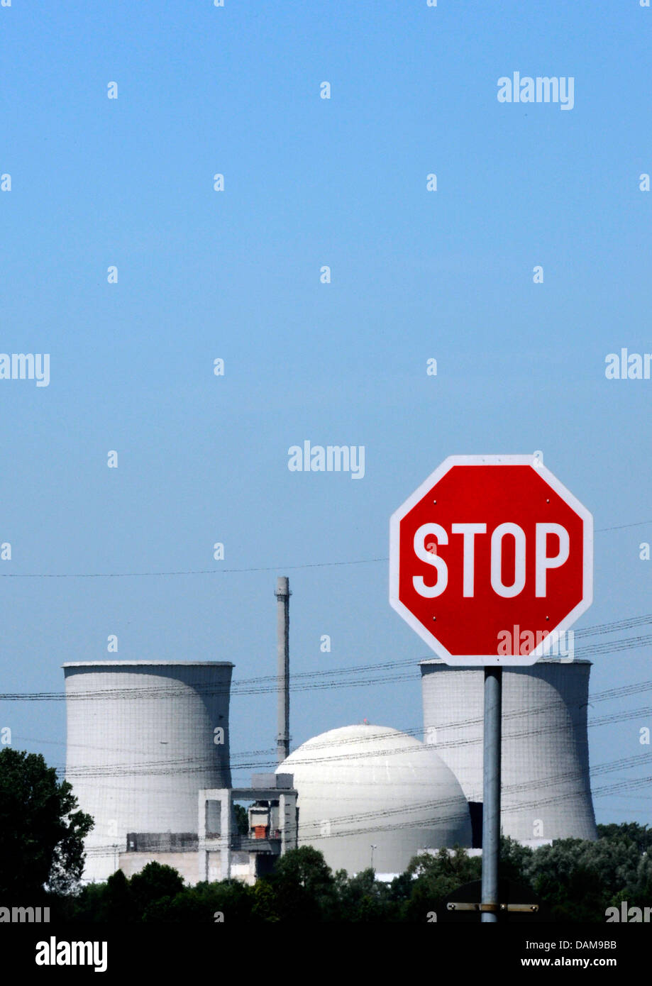 La centrale nucleare di Biblis è visto in Biblis, Germania, 30 maggio 2011. Il governo vuole chiudere tutte le centrali nucleari in Germania dal 2022. È possibile tuttavia che il 'Biblis B' impianto resterà in stand-by come una 'riserva fredda" per dispositivi elettrici di colli di bottiglia. Foto: BORIS ROESSLER Foto Stock