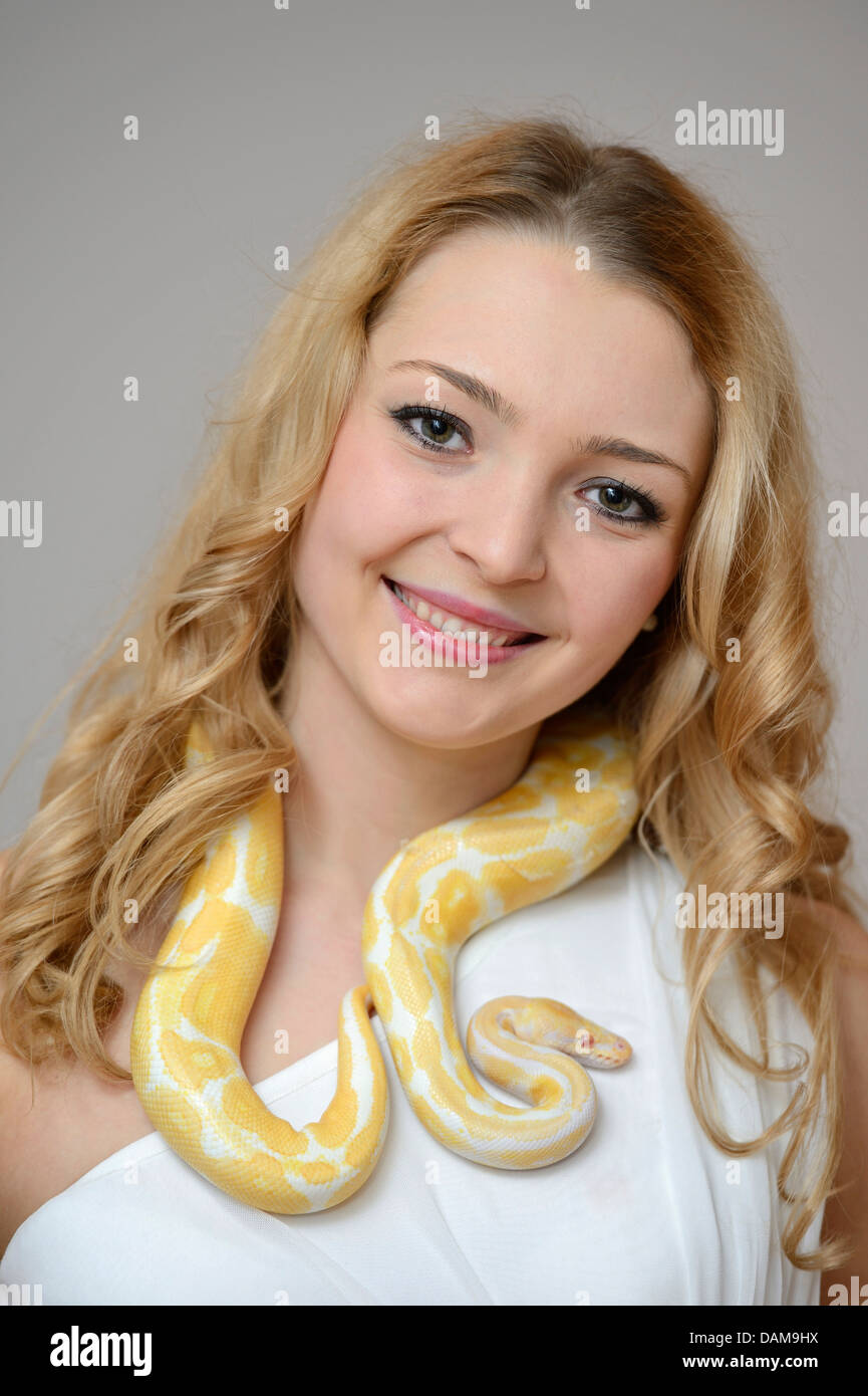 Sfera di python, royal python (Python regius), bellezza donna giovane con un pitone intorno al collo Foto Stock