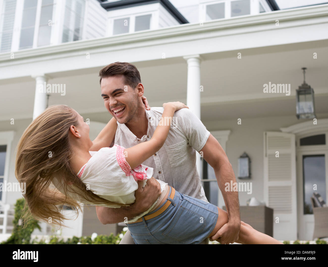Giovane giocando fuori casa Foto Stock