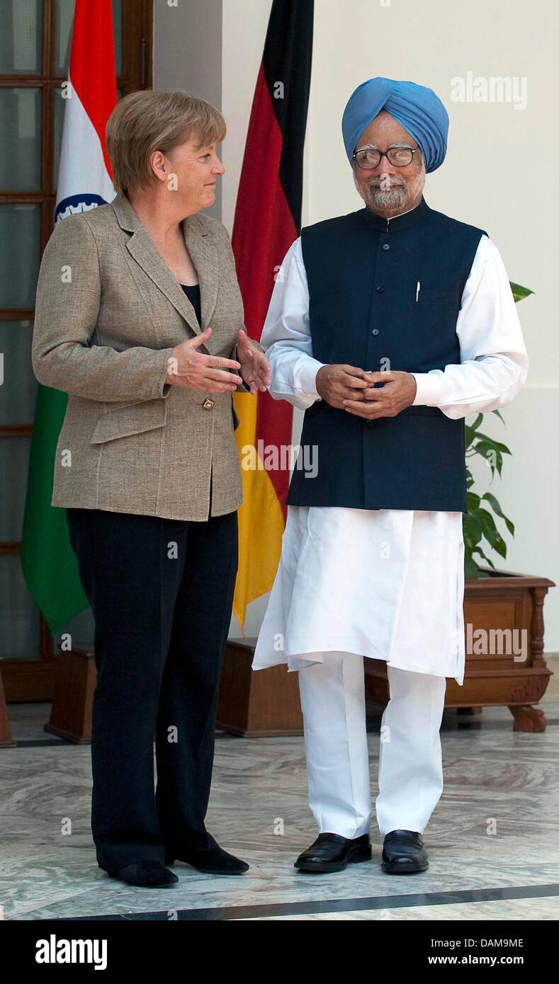 Il cancelliere Angela Merkel è accolto dal Primo Ministro indiano Manmohan Singh alla gouvernmental guest house "Hyderabad House' a New Delhi, India, 31 maggio 2011. Merkel nonché ministri federali e i segretari hanno incontrato i loro omologhi indiani sul primo governo German-Indian consultazioni. Foto: Steffen Kugler Foto Stock