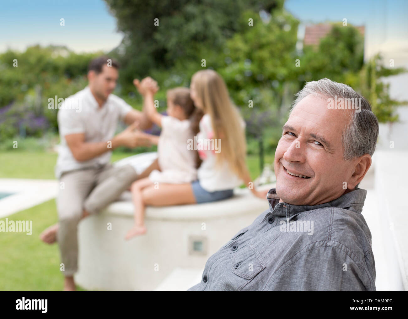 Vecchio Uomo sorridente all'aperto Foto Stock