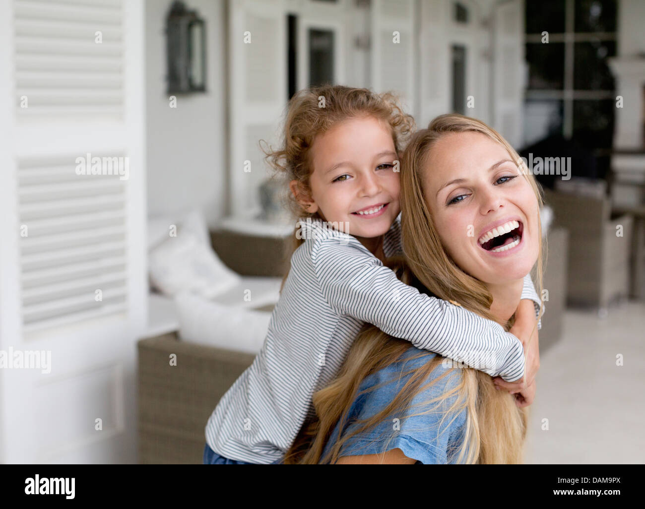 Madre e figlia giocando sul portico Foto Stock