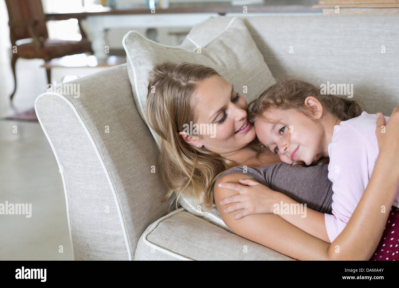 Madre e figlia rilassante sul divano Foto Stock