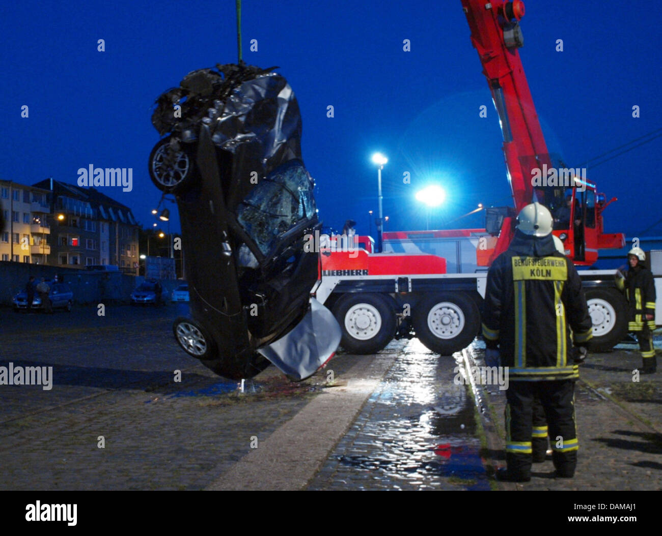 Un auto è sollevato da terra da una gru dopo che si è schiantato nel Reno a Colonia, Germania, 1 giugno 2011. Il 63-anno-vecchio driver potrebbe solo essere recuperati morti, ha riportato la polizia. La ricerca per il passeggero anteriore è stato senza successo finora. Le cause dell'incidente sono ancora sconosciute. Foto: Frank Fuchs Foto Stock