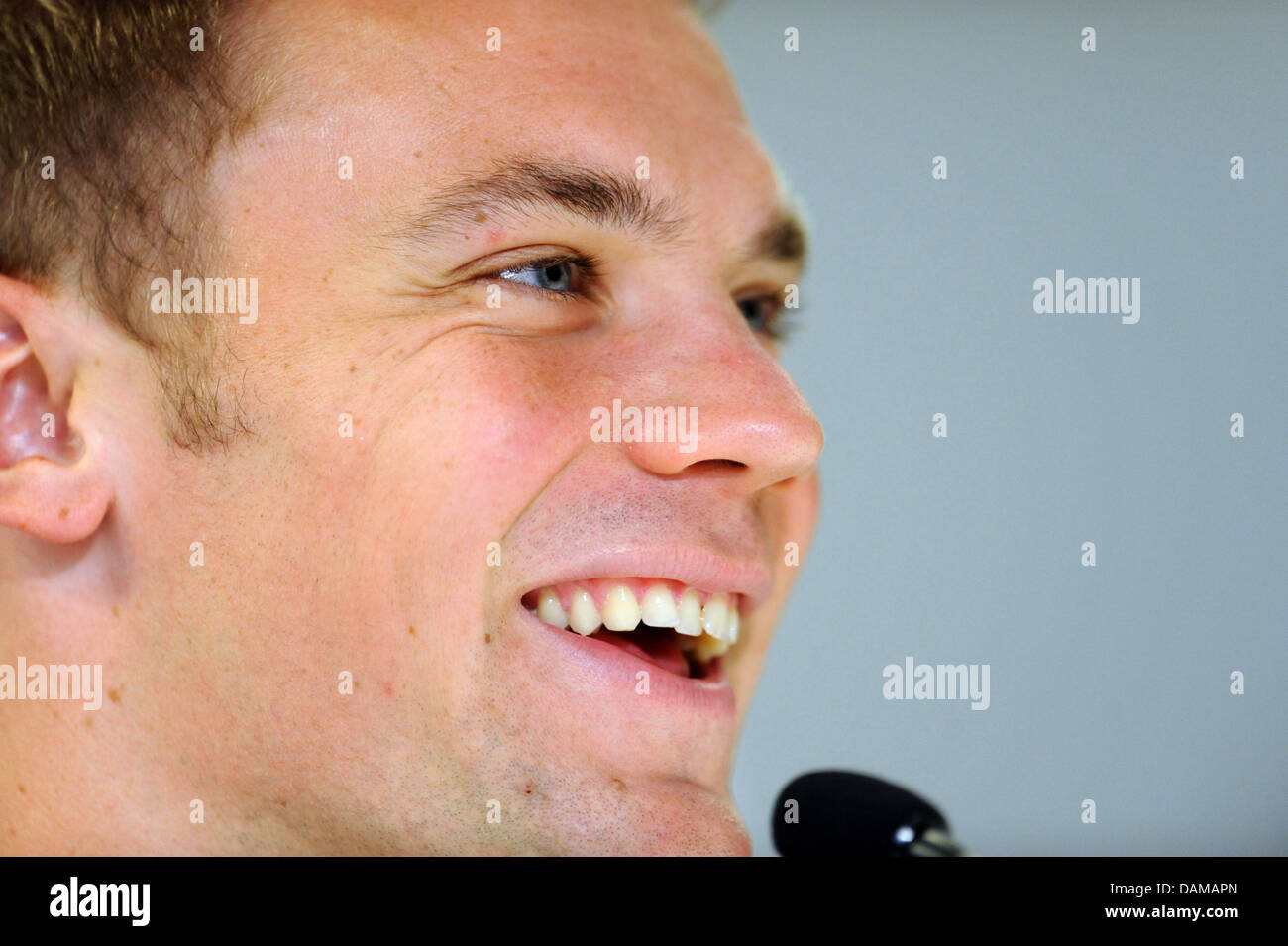 Nazionale tedesco di calcio della squadra portiere Manuel Neuer parla durante una conferenza stampa del DFB in occasione del Campionato Europeo di match di qualificazione contro l' Austria il 3 giugno 2011 a Vienna, in Austria, 2 giugno 2011. Neuer ha fatto una dichiarazione sul suo trasferimento in Bundesliga tedesca club Bayern Monaco di Baviera nella prossima stagione. Foto: ANDREAS GEBERT Foto Stock