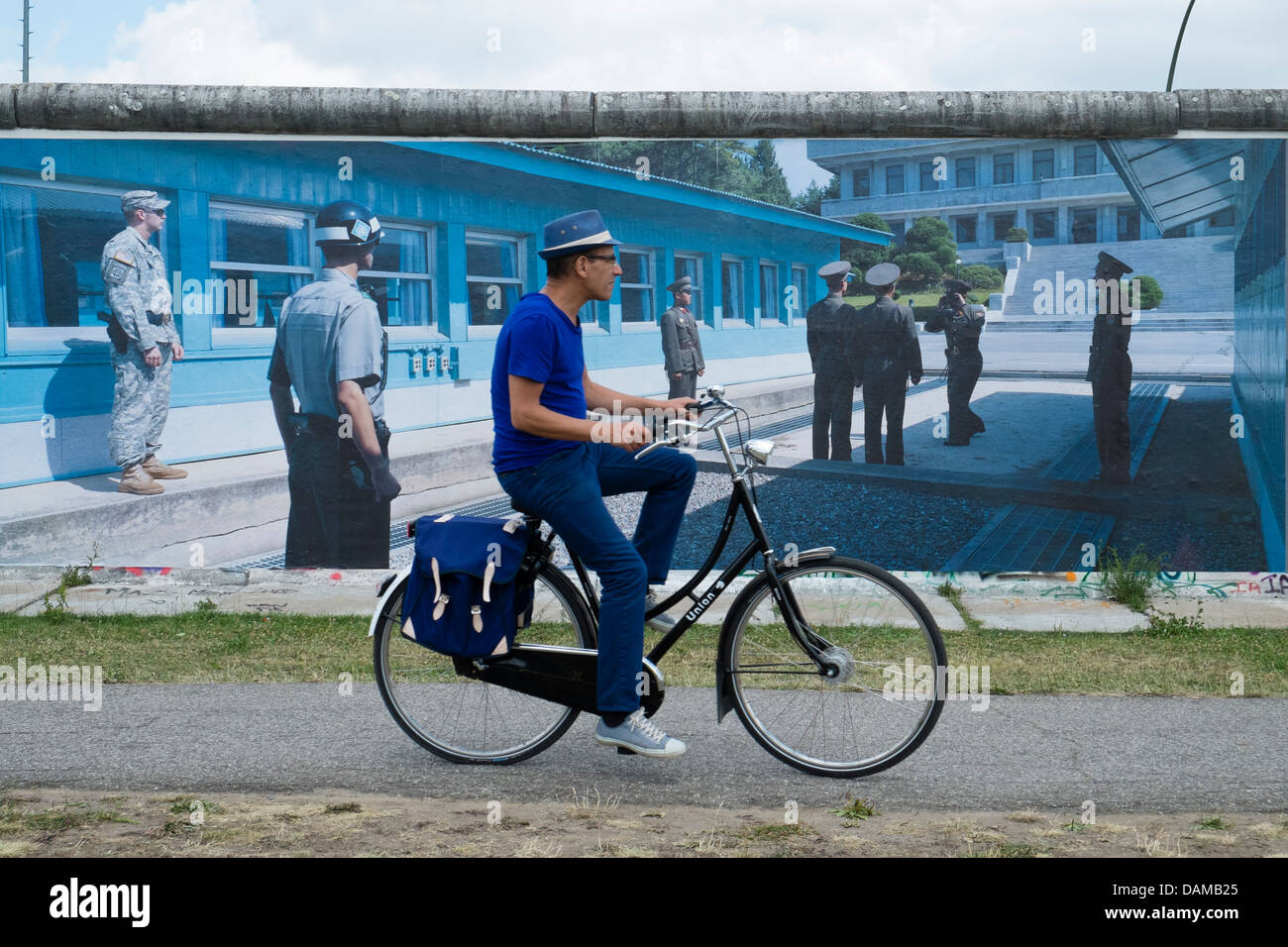 Mostra fotografica di Kai Wiedenhofer intitolata la parete sulla parete visualizzati sul muro di Berlino a East Side Gallery di Berlino Germania Foto Stock