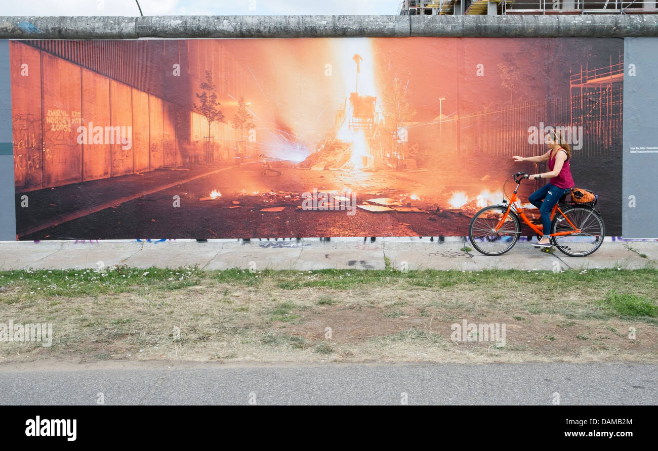 Mostra fotografica di Kai Wiedenhofer intitolata la parete sulla parete visualizzati sul muro di Berlino a East Side Gallery di Berlino Germania Foto Stock