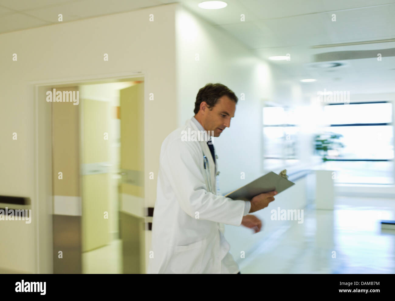 Medico di lettura grafico medico in ospedale in corridoio Foto Stock