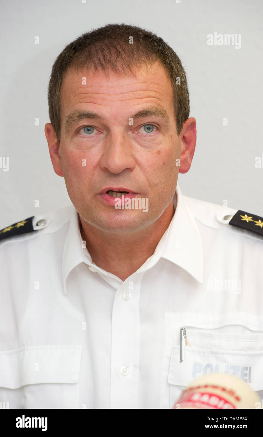 Thomas Laum, capo di Rostock il dipartimento di polizia parla durante una conferenza presss a Rostock, Germania, 03 giugno 2011. Con l aiuto di filmati video, le forze di polizia sono in grado di risolvere rapidamente l'attacco mortale su un uomo di 45 anni il giorno dell'Ascensione in Rostok-Warnemuende. Foto: Stefan Sauer Foto Stock