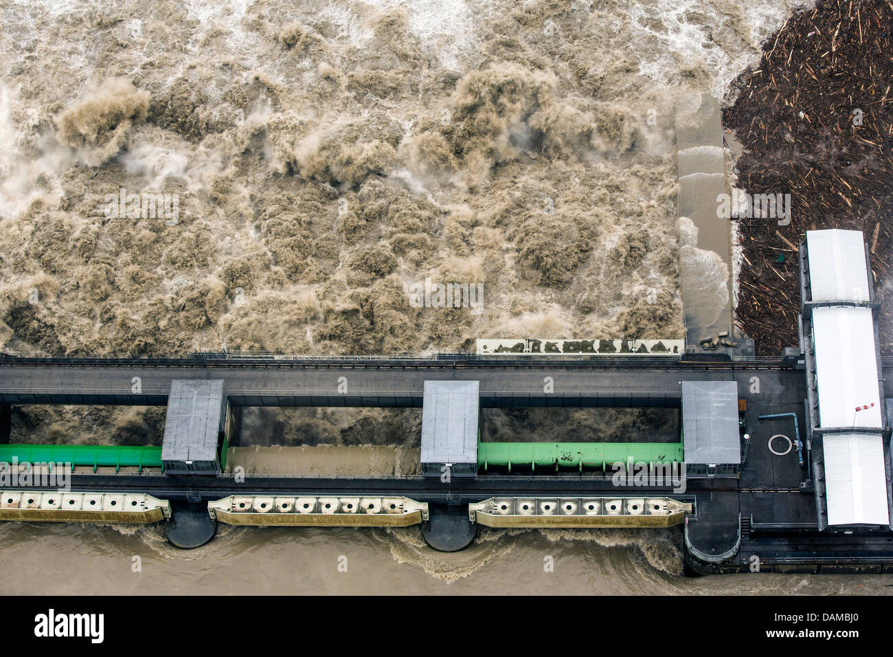 Acqua di alimentazione impianto al fiume Inn durante l'alluvione in giugno 2013, in Germania, in Baviera, il Lago Chiemsee, Kirchdorf-Simbach Foto Stock