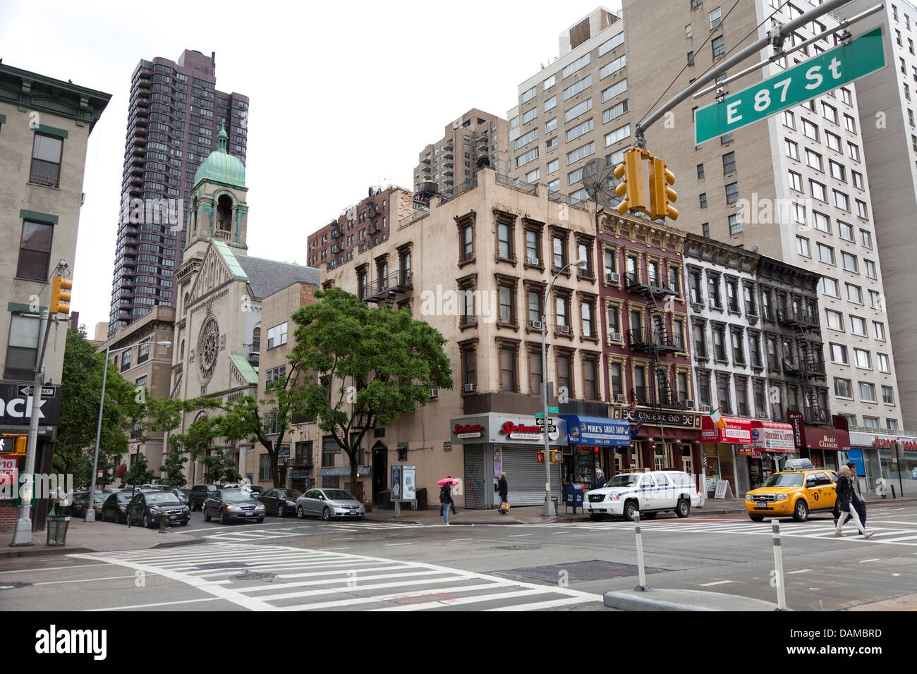 Vecchia chiesa e nuovo sky raschiatore in NYC, Manhattan Foto Stock