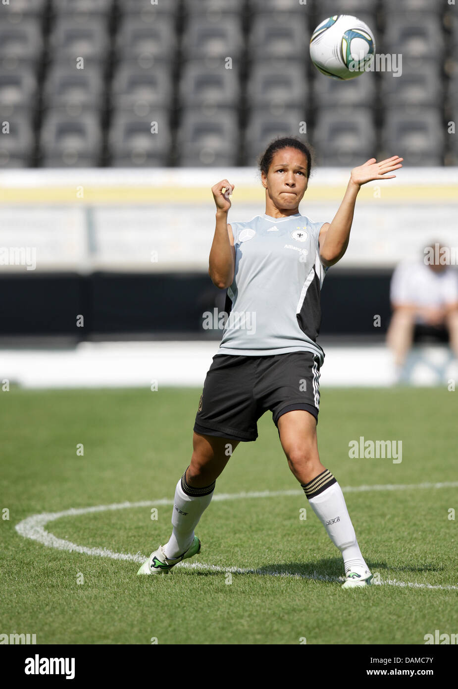 Celia Okoyino da pratiche Mbabi durante una sessione di formazione del Tedesco donne della nazionale di calcio al Tivoli Stadium di Aachen, Germania, 05 giugno 2011. Il team tedesco le facce dei Paesi Bassi il 07 giugno 2011. Foto: Rolf Vennenbernd Foto Stock